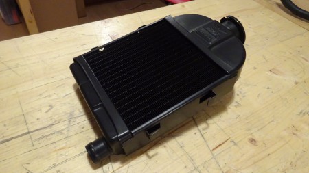 Kühler gereinigt, Lamellen ausgebogen, geschliffen und lackiert